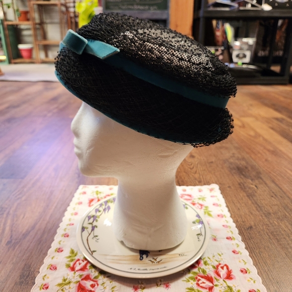 💙Vintage 1950s Black/Blue Pillbox Hat👒 - Picture 2 of 9